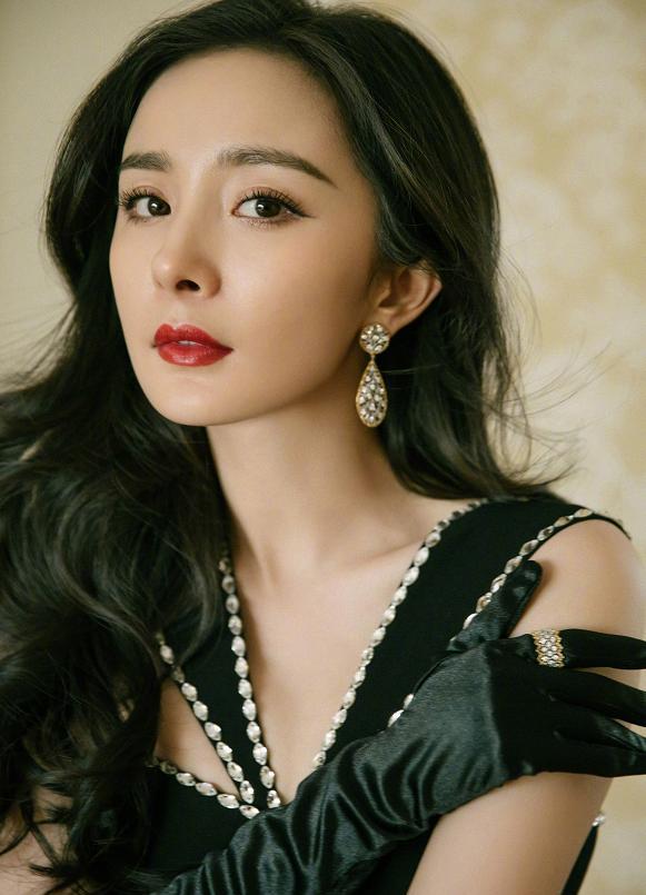 杨幂|杨幂穿“无痕衣”秀身材，却忘P镜中背影，原来这才是她真实腰围