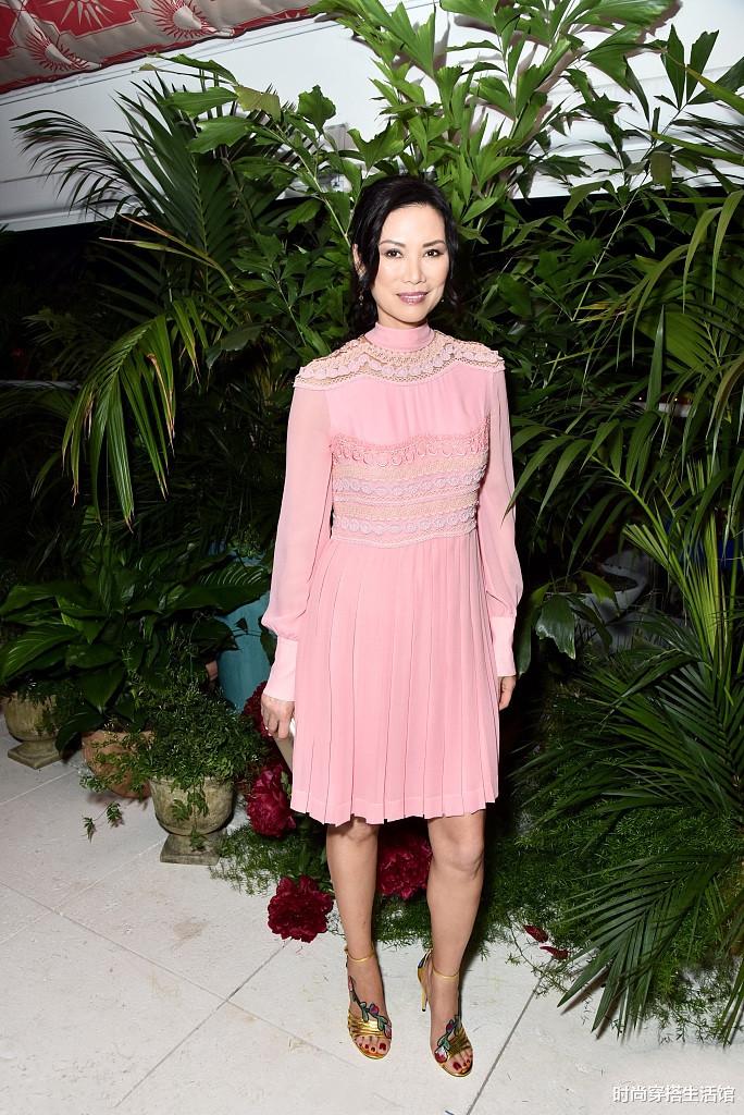 发型|邓文迪越老越有味道，?穿粉裙搭马尾辫超减龄，美得不像中年人