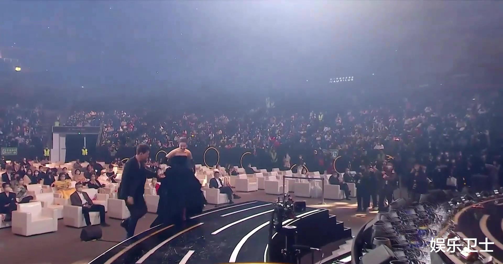 迪丽热巴|迪丽热巴微博之夜再添恋情锤？躲闪主动搀扶的李现，之前却主动靠近黄景瑜