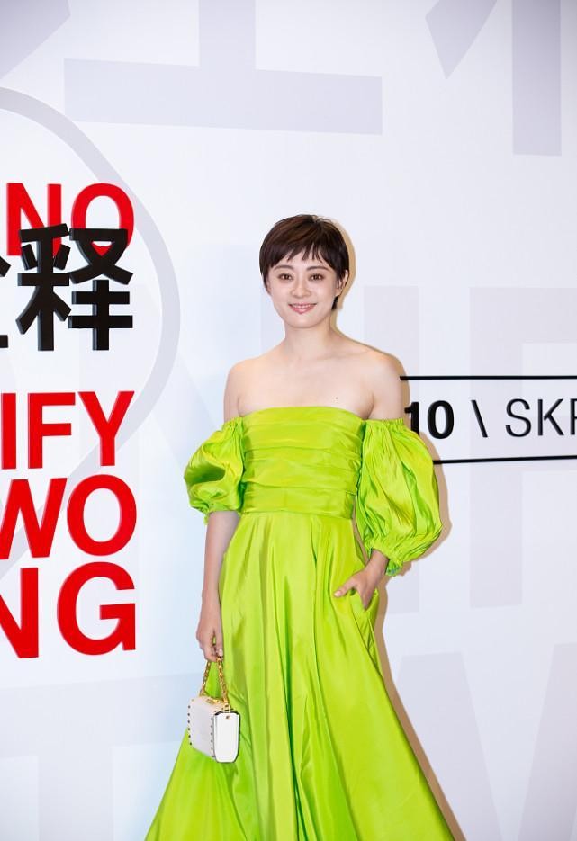 孙俪|孙俪也开始招摇起来了，荧光色礼服看着就晃眼，好在她肤色够白