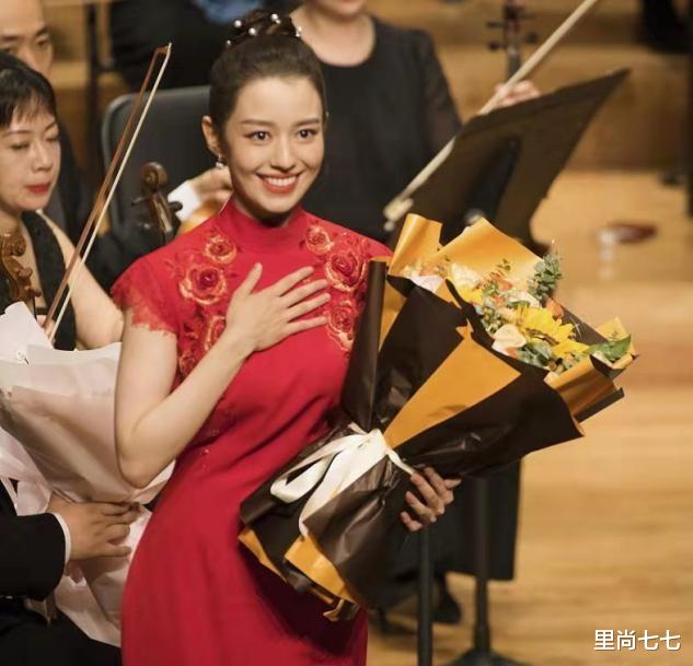 欧阳娜娜|吉娜生娃后变壮实，穿中国红旗袍在婆家捞金，面相和老公越来越像