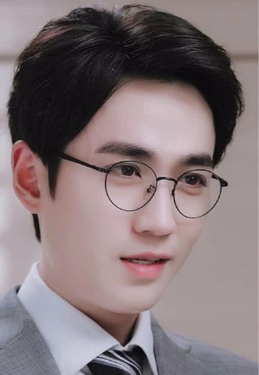 朱一龙|眼镜别乱戴，有的人戴上了成“人间绝色”，有的成“80岁老大爷”