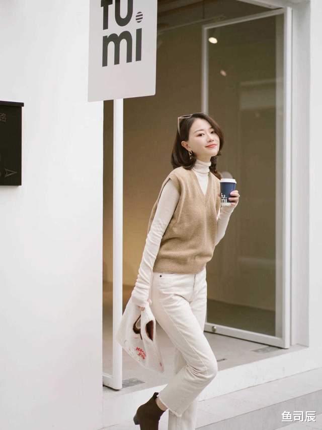 鱼司辰|秋天真正优雅的女生，用针织衫马甲搭配白色牛仔裤，高级又洋气