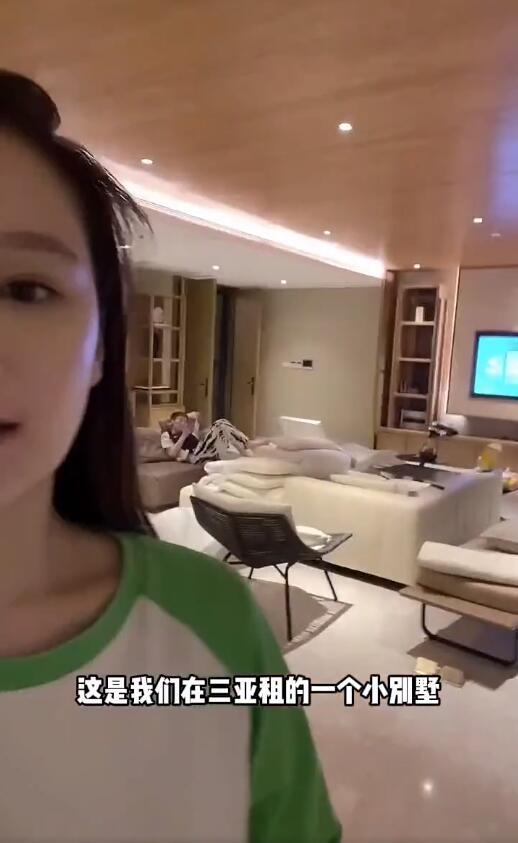 赵本山|赵本山女儿三亚度假，住豪华大别墅，在海上与男友甜蜜接吻