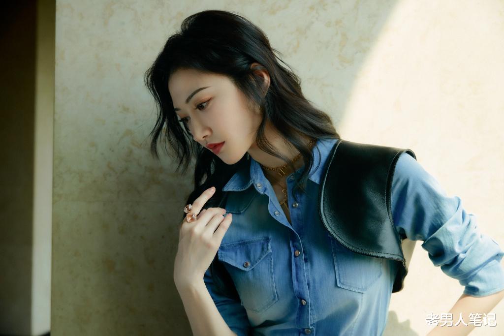 老男人笔记 景甜冷艳牛仔风，开衩长裙柔情绰态，原来你是这么一个“资源咖”
