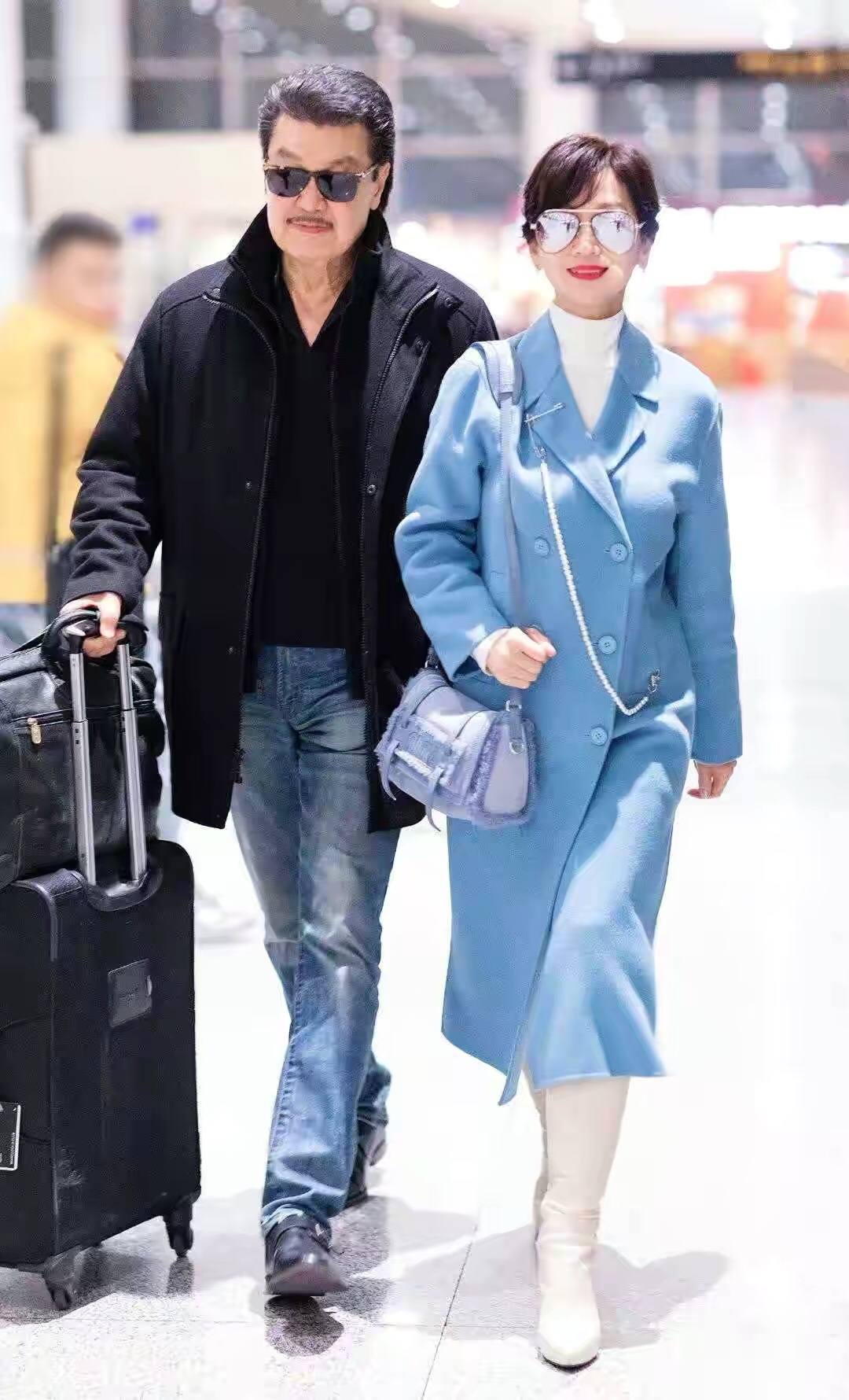 大衣|赵雅芝真让人佩服,穿橙色大衣还扎马尾辫,谁敢说这是67岁奶奶