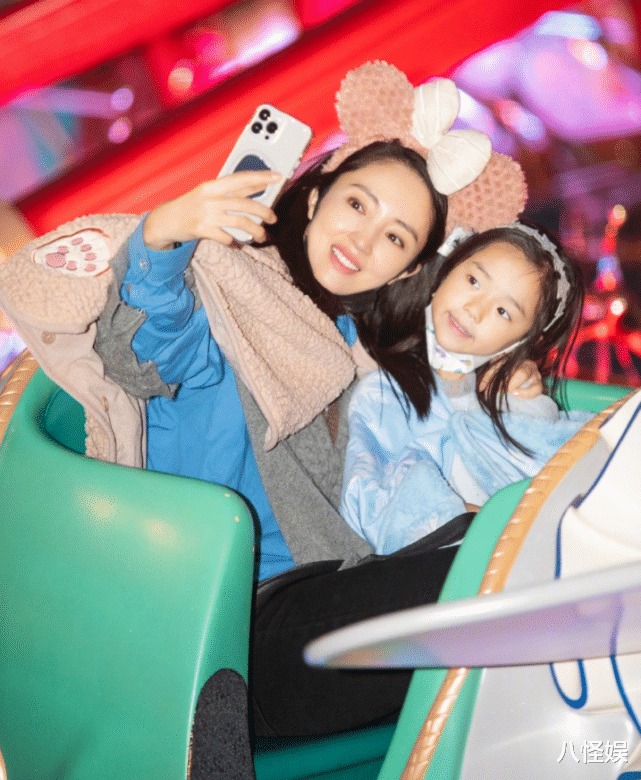 董璇|董璇晒女儿冬日美照,化淡妆好漂亮,酒窝捧脸甜笑眼睛美如洋娃娃