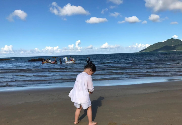 汪小菲|汪小菲凌晨emo，晒父女旧照诉相思，称女儿和自己长得一模一样