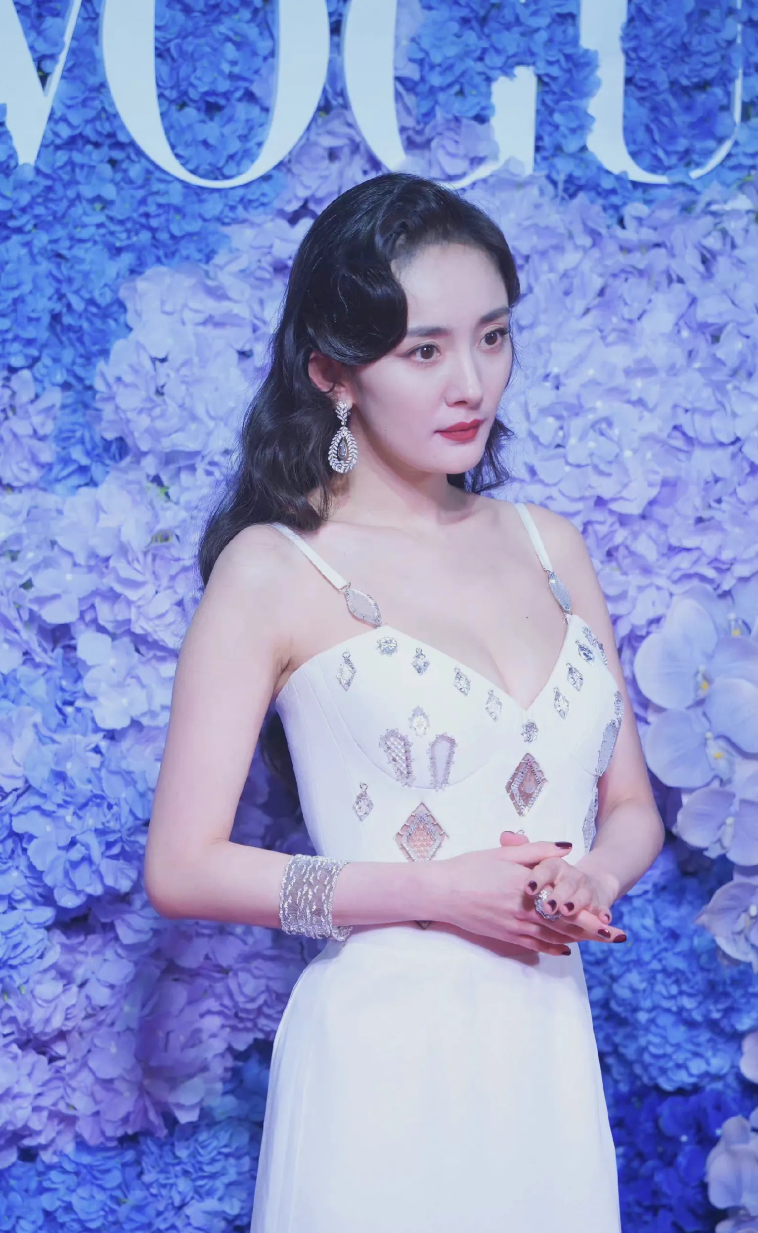 杨幂|杨幂唐嫣最新礼服演绎红白玫瑰，杨幂手臂松弛唐嫣腋下肉多