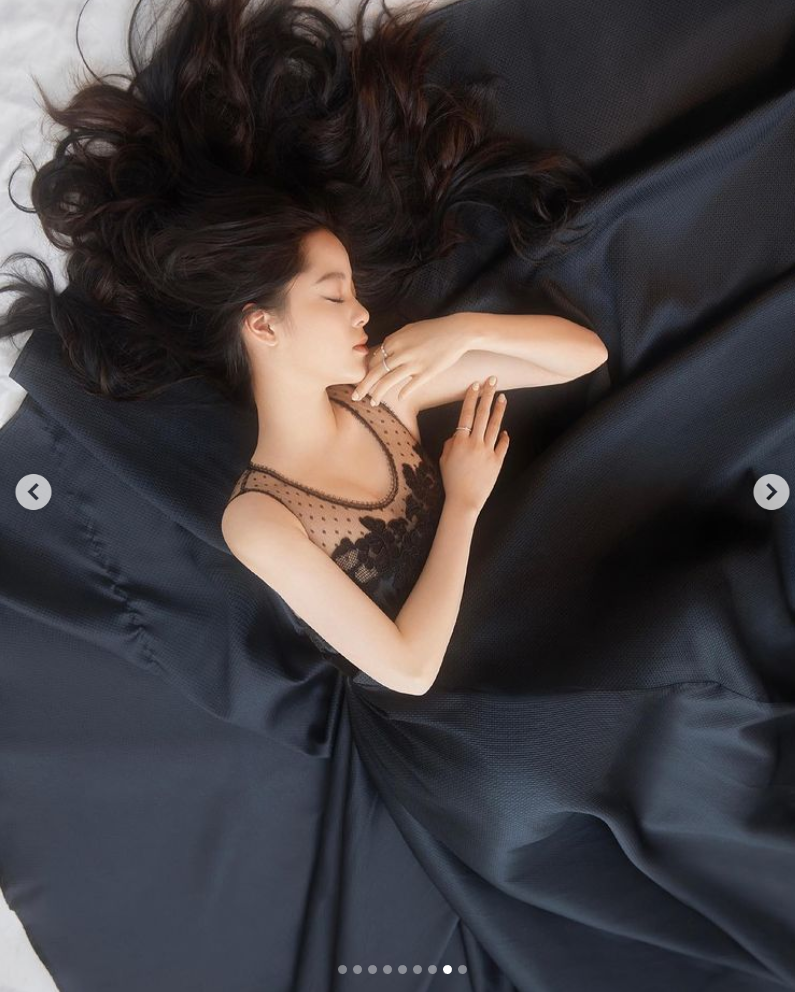 欧阳娜娜|女星欧阳娜娜曝光好身材，黑蕾丝花瓣礼服辣翻，粉丝看了如痴如醉