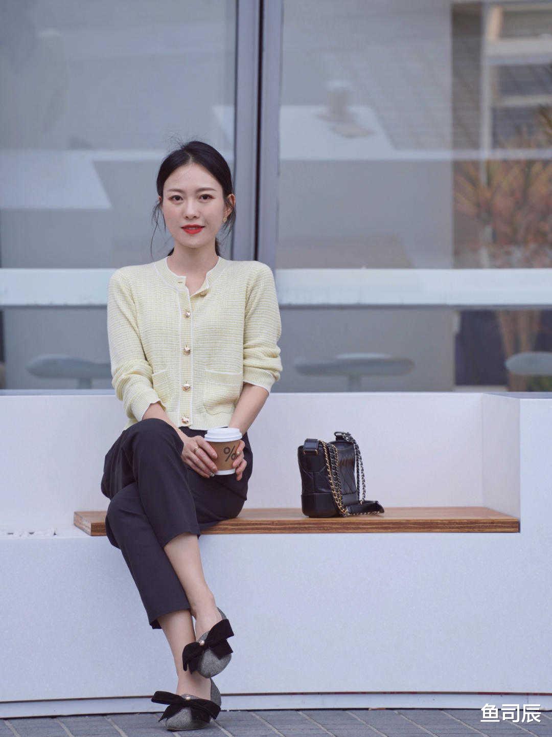 鱼司辰|日系风格才是女性最爱的？针织开衫搭配黑色长裤，确实很时髦