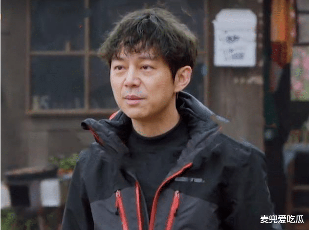 何炅|何炅真的老了？面部苍老显疲惫，头发稀少疑似秃顶，47岁至今单身？