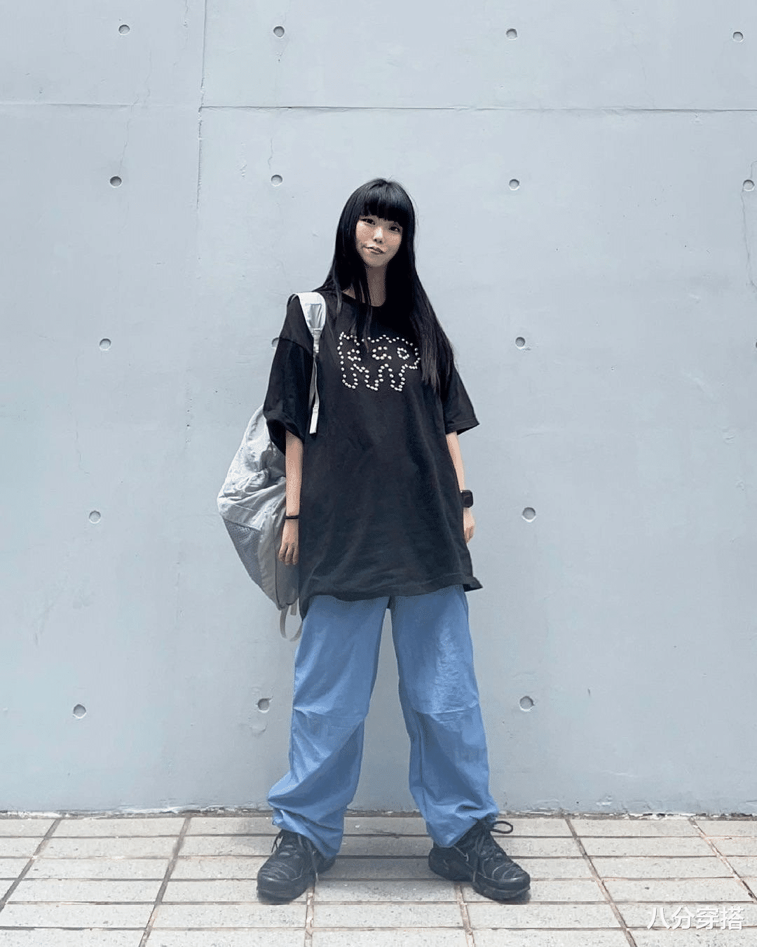 八分穿搭|蒋勤勤真没明星架子，棕色T恤配牛仔裤简约休闲，和普通人没差别