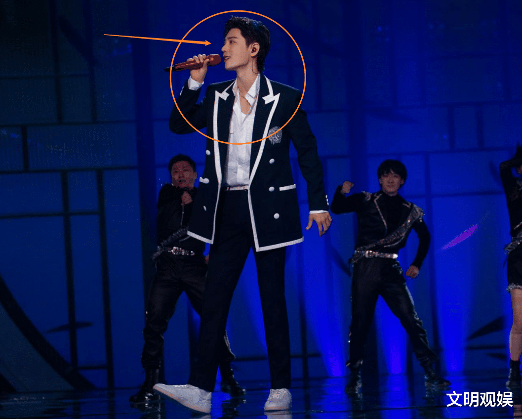 肖战|肖战不化妆就去晚会彩排，没有了妆容修饰，素颜状态让人看直眼