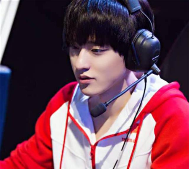 jdg战队|JDG提前开除一位老选手?s10忙不迭与他续约两年,现在却一脚踢开