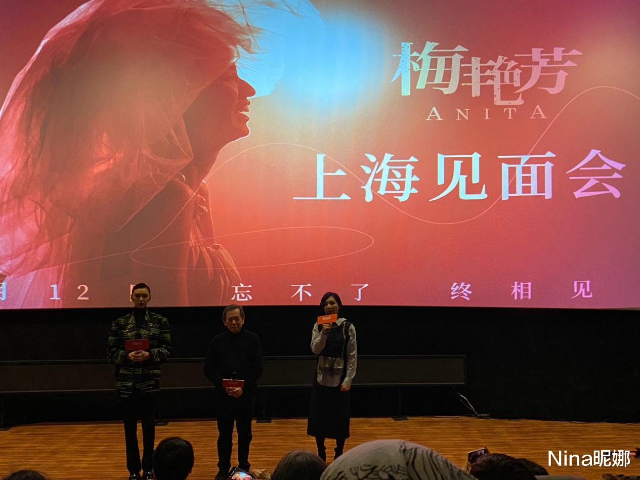 Nina昵娜 陈法蓉携闺蜜看电影！大冷天穿百褶裙配长靴，总算没浪费这好身材