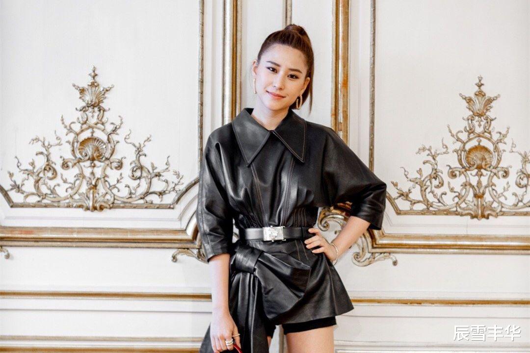 辰雪丰华 何超莲真是穿搭高手，复古红发配彩色连体短裤，活力满满又知性