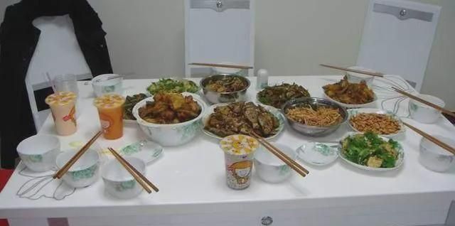 新家入住第一天请亲戚来吃饭,都说10万能装成这样,我赚死了!