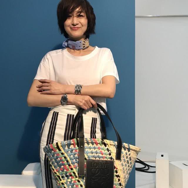 闲鱼有话说|人人都有的白T恤怎么穿时髦显贵？学50岁主妇这样穿，大妈变姐姐