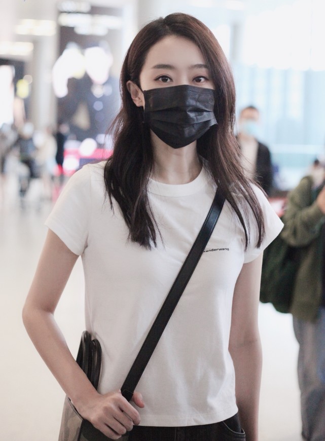 时尚穿搭潮我看|烂大街的白T恤配黑裤子,张小斐穿出个性洋气,好气质功不可没