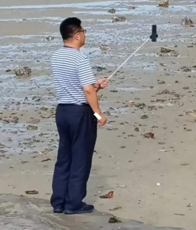 越过沙丘|“错换人生”北海舅舅直播间翻车，事后改头像发声明，网友喊：真是恨铁不成钢