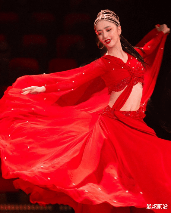 佟丽娅|佟丽娅罕见紫发型亮相，还大胆尝试露脐装，让人有点认不出来