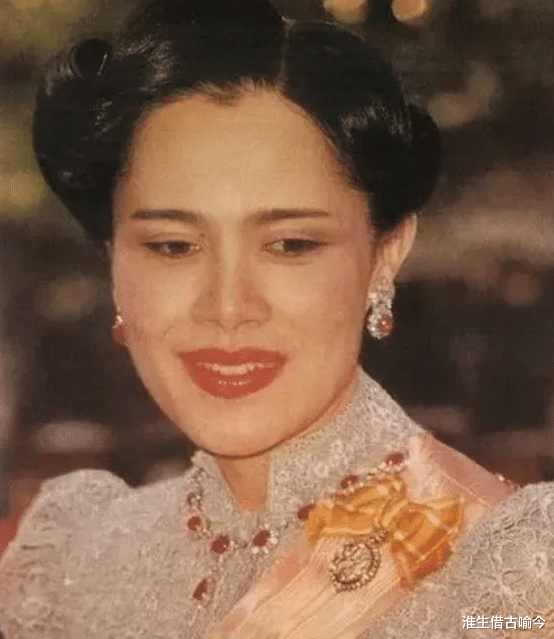 饮食 贵妃首次以泰王情人身份露面，学婆婆穿炮筒裤，红唇卷发比王后美
