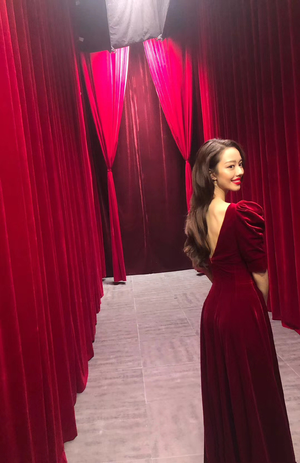 杜淳|离开针织衫的吉娜仍惊艳，穿姨妈裙细腰根本不用P，郎朗一脸傲娇