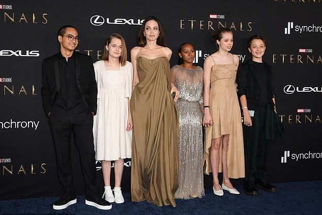 全球时尚风行 朱莉闪耀红毯好美！16岁非洲养女亮片裙有来头，龙凤胎女儿像皮特