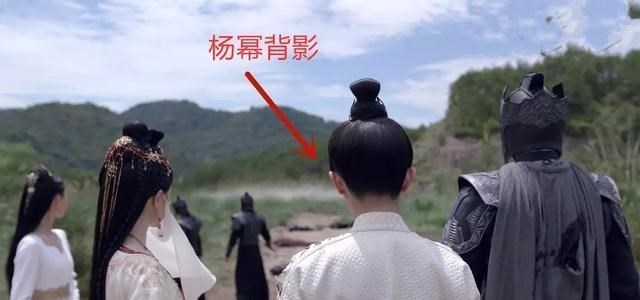 杨幂|拍个背影也要替身来？杨幂被舆论抨击：路都懒得走，该学学赵丽颖