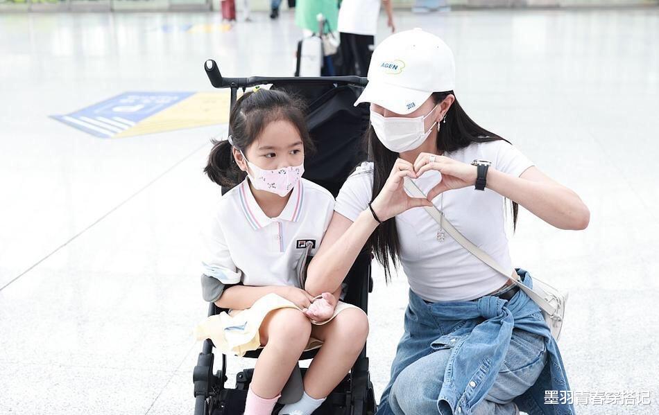 墨羽青春穿搭记|包文婧带女儿走机场，打扮时髦很清爽，6岁饺子坐推车一脸呆萌
