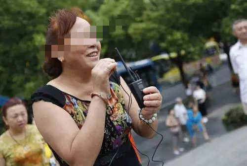 脂肪肝|64岁大妈1年3次脑梗，最终离世，医生：2事天天做，等于自找“西天”