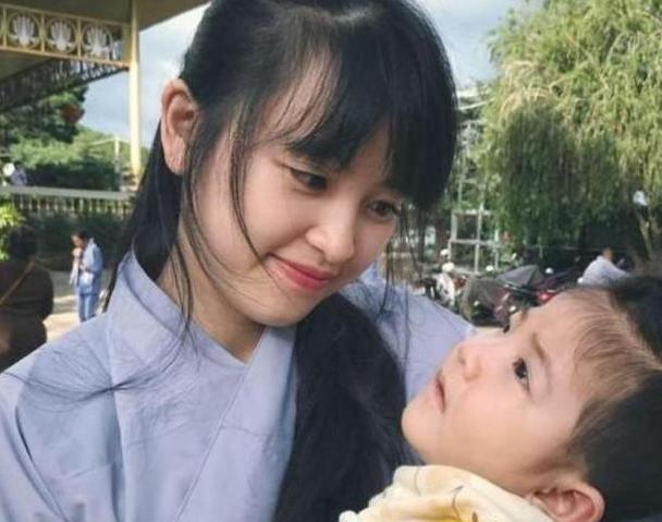 宏伟讲 “皮包骨”女孩被网红收养，遭大众质疑，如今她过得怎么样？