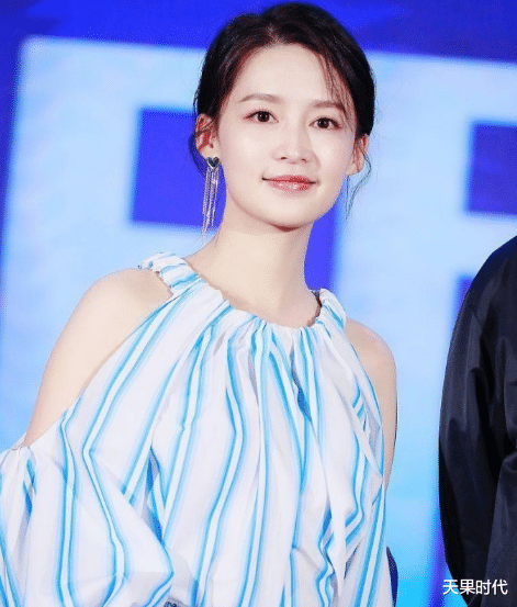 天果时代|李沁的露肩衫真清爽，只是裤子选得太敷衍，上身直接显胖一圈