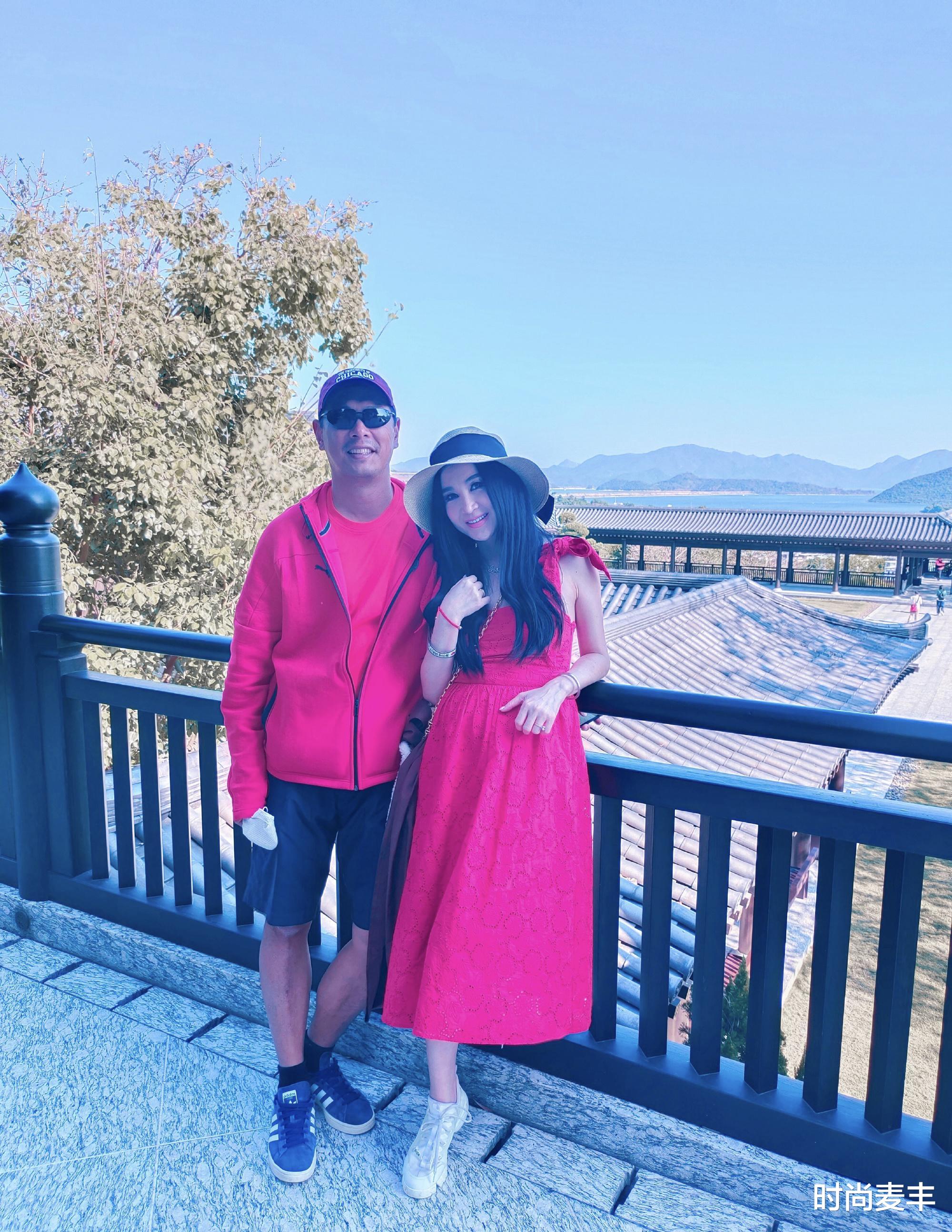 粉色|她之后再无妲己！55岁不服老穿粉色字母透视纱裙，复古发带公主风