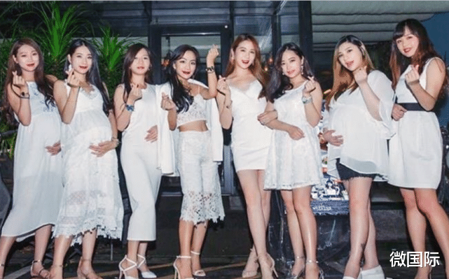 |4个闺蜜同时怀孕合照走红，个个颜值一流，网友：孩子他爸呢？