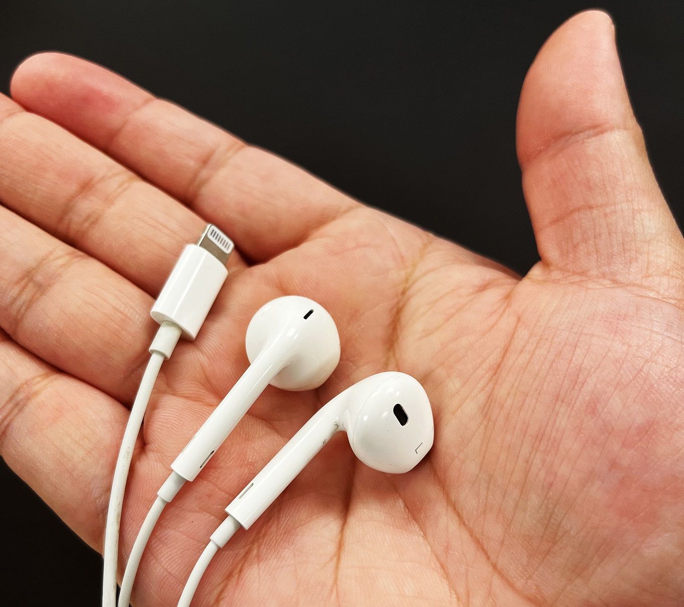 耳機|只需要用一個轉接頭，蘋果EarPods線控耳機也能在筆記本電腦上用