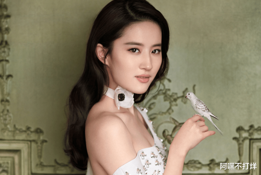 刘亦菲|刘亦菲称上学时没有人追求，18岁照片曝光之后，网友：这谁敢？