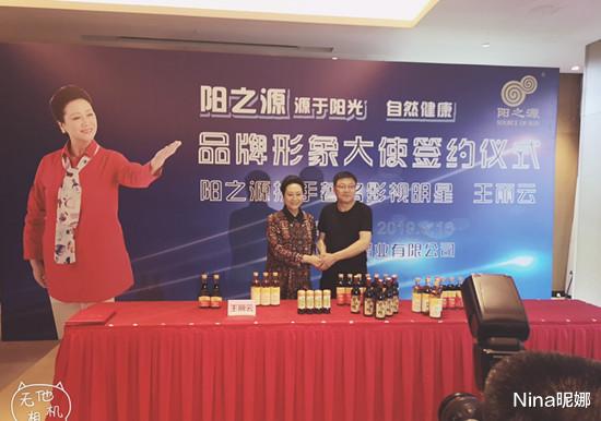 王丽云|车晓母女罕同框，66岁王丽云穿印花裙母女似烙饼共用一张脸，同框像闺蜜