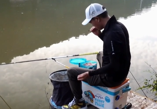 鲢鳙|邓刚到长沙钓鲢鳙，看上了老板养的小土狗，400钓6小时，差点滑了