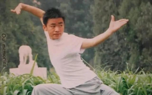 陈德森|7年后再看《一个人的武林》,我终于明白武痴“封于修”输给了谁