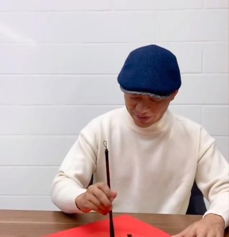 王宝强|王宝强大秀书法写福字，网友：别人集五福是娱乐，我是真需这笔钱