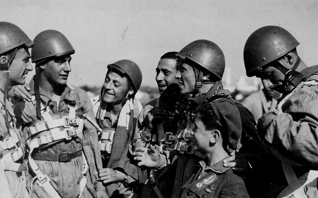 英军|此国主动投降被拒绝，愤怒下花2小时将对方打服，接着再投降