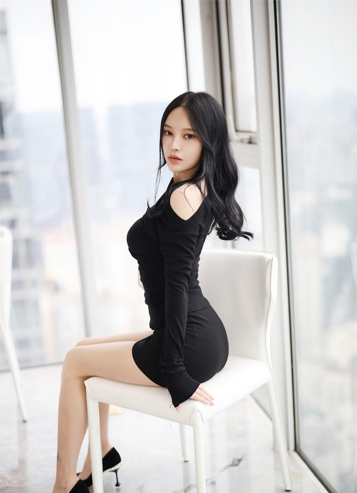 百里守刖|神秘又性感的黑色连衣裙让人的感觉瞬间就不一样了