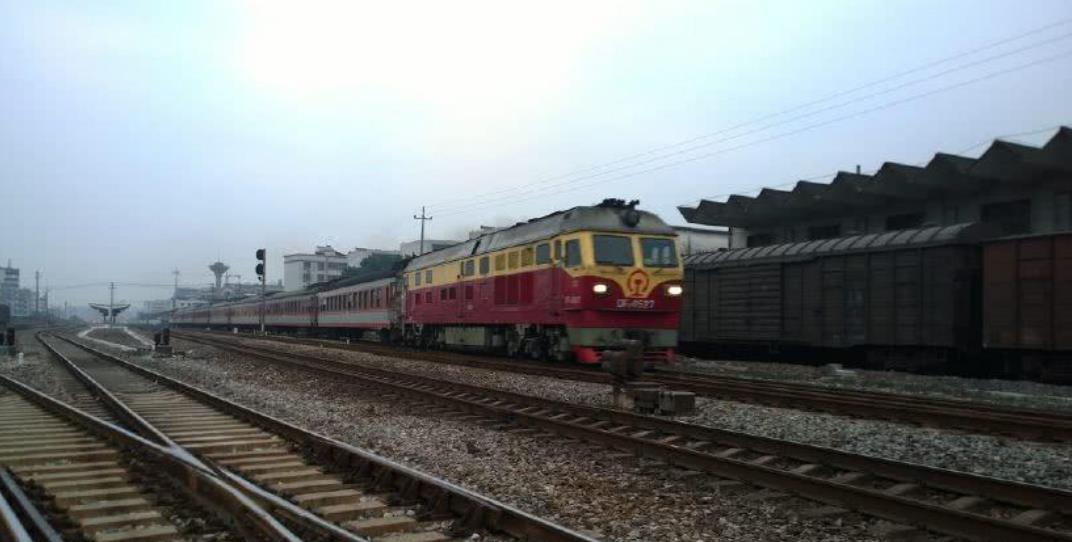 大城小樂故事 乘坐火車時，產(chǎn)生的排泄物去哪里了？