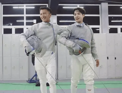 王嘉尔|王嘉尔被称为“前辈”引热议，任嘉伦是在怕什么？网友：咖位问题