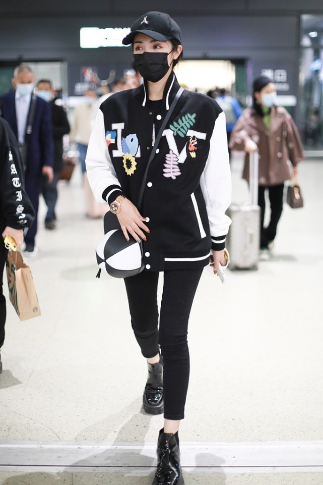 BiuFashion|麦迪娜二胎孕肚明显，腿却还挺纤细，穿搭随性手腕姜潮很是恩爱