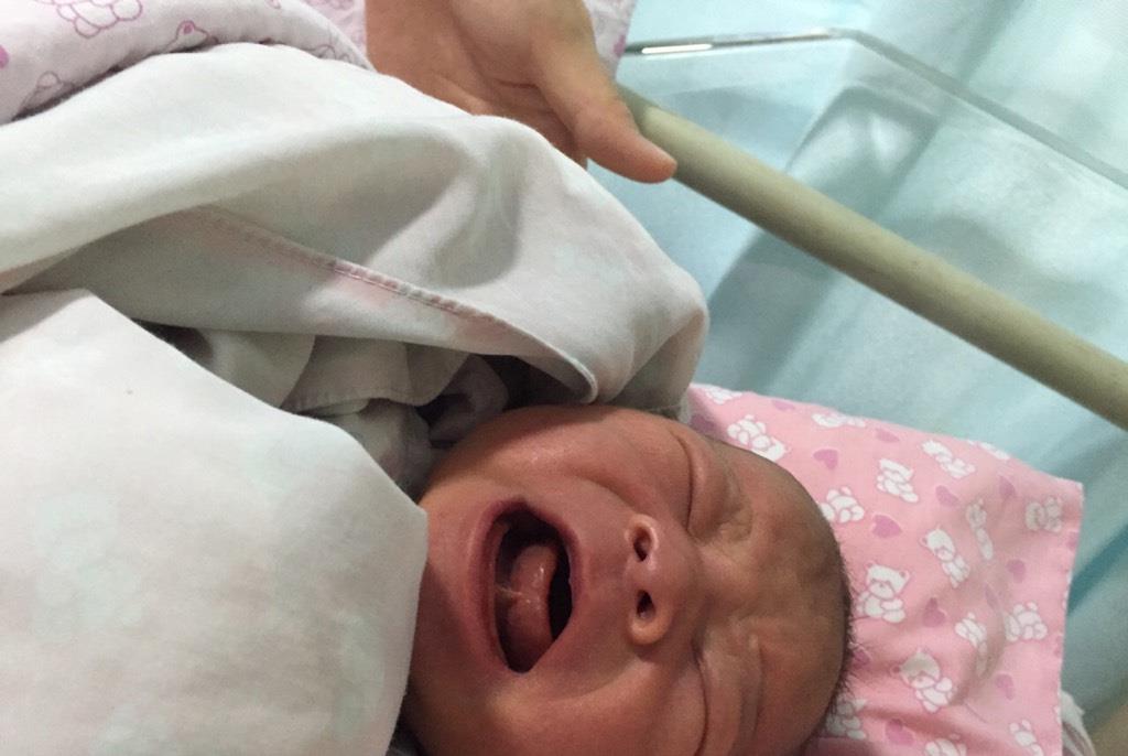 育儿铺子|新生儿被护士打到哭，产妇在一旁干着急，听完医生解释就不心疼了