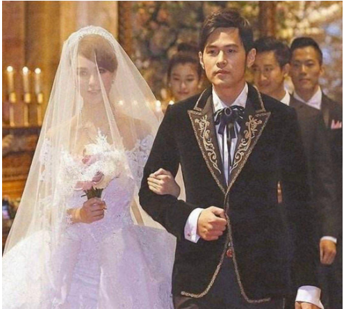 周杰伦|有种“整容”叫周杰伦妻子，摘下美瞳的她，混血感降低更像路人