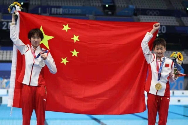 时尚风行派|14岁全红婵成跳水队团宠!穿运动装挂师姐身上撒娇,乖宝宝样超萌